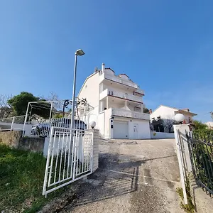 https://villa-nena-in-central-dalmatia.hotels-in-trogir.com